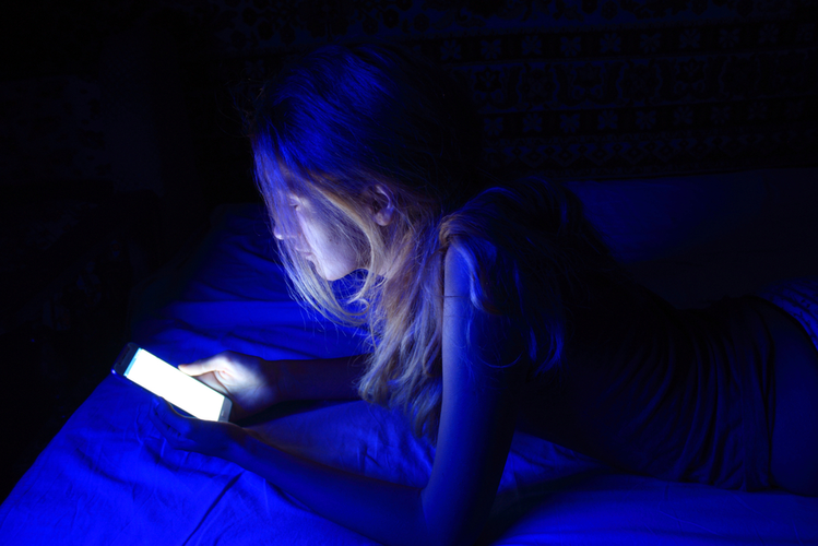 Zdjęcie Czym grozi przeglądanie INTERNETU w łóżku przed snem? #1