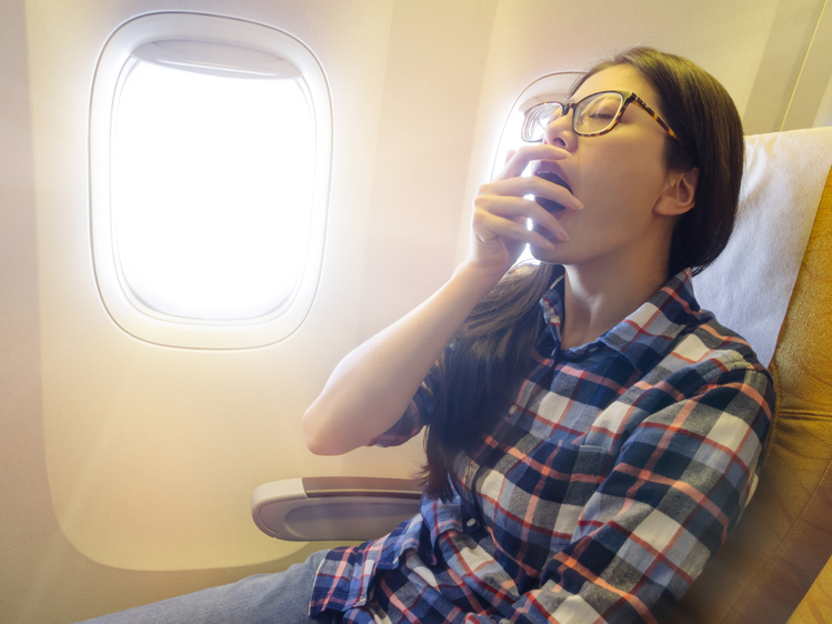 Zdjęcie Lubisz spać podczas lotu samolotem? Naukowcy ostrzegają – to niebezpieczne! #2