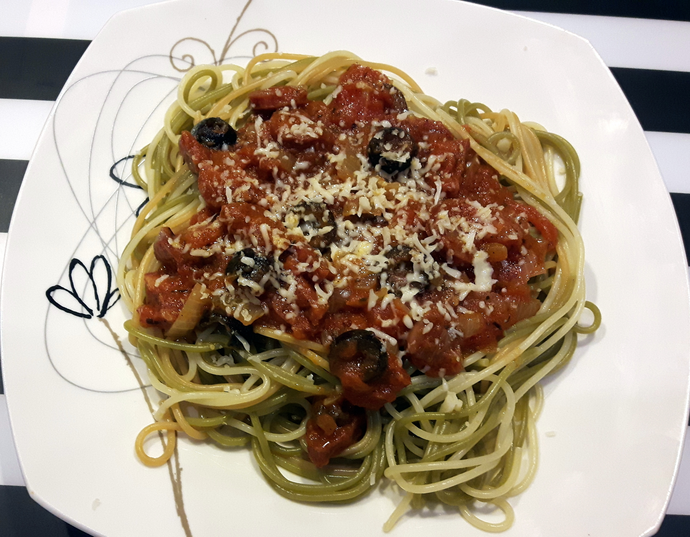 Spaghetti z oliwkami i chorizo