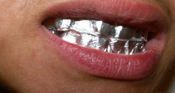 Zdjęcie Domowe i skuteczne wybielanie zębów z folią aluminiową! #1