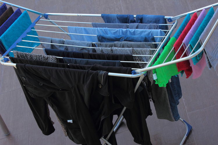 Jak prawidłowo suszyć ubrania?